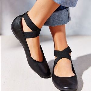 Black elastic crisscross ballet flats